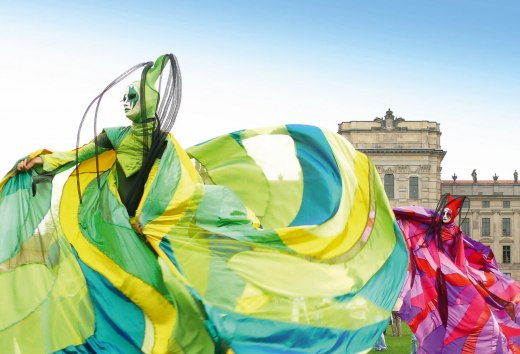 Fantasierijk vuurwerk: het is het hele jaar door showtime in Mecklenburg-Vorpommern. In de zomer presenteren acrobaten, artiesten, cabaretiers en clowns hun kleurrijke programma's voor het kasteel Ludwigslust., © TMV/Roth