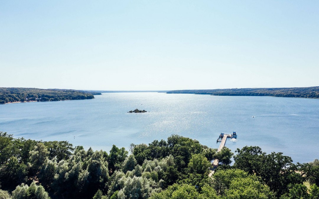Jezioro Tollensesee w pobliżu Neubrandenburga, &copy; TMV/G&auml;nsicke