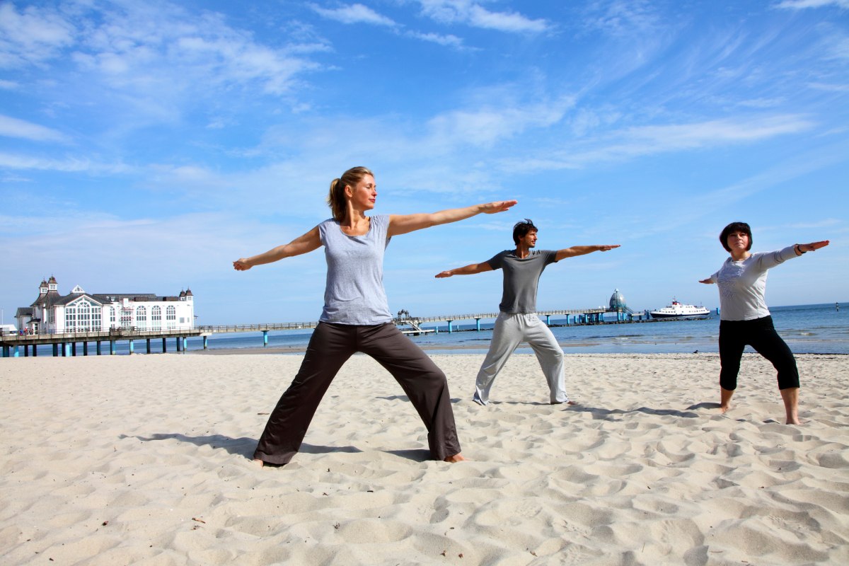 Yoga on the beach // © Jochen Tack, Hotel Bernstein Yoga on the beach // © Jochen Tack, Hotel Bernstein
