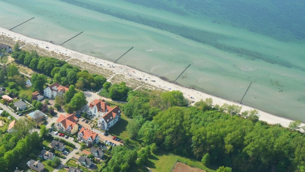 Luchtfoto van het strand bij de Black Bush // © Oppenhäuser Ostsee-Insel-Poel Luchtfoto van het strand bij de Black Bush // © Oppenhäuser Ostsee-Insel-Poel