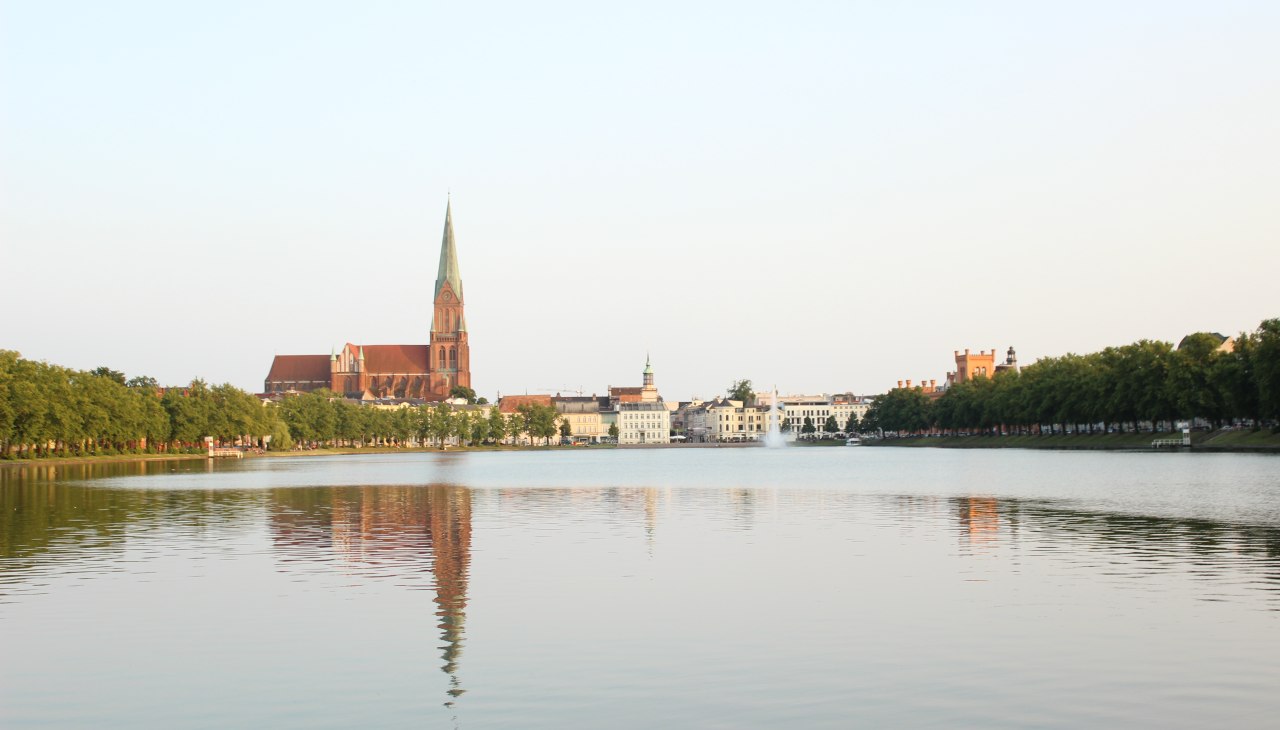 De kathedraal gezien vanaf de Pfaffenteich, © Cornelia Böttcher, Touristinformation Schwerin