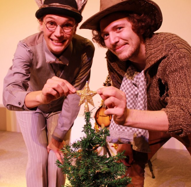 Julinspirerad teaterf&ouml;rest&auml;llning i stallet f&ouml;r hela familjen // &copy; Theaterwerft