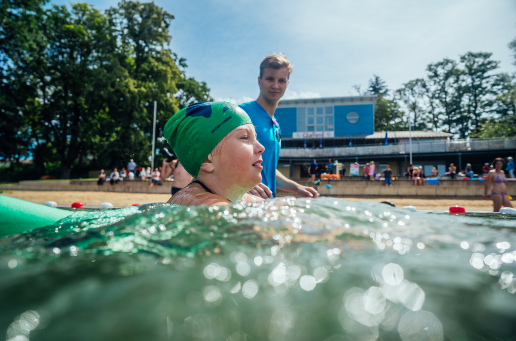 2025-01-27 10_48_30-Schwimmen lernen am Glambecker See in Neustrelitz __ Learn to swim at the Glambe, © TMV/ Tiemann & Gänsicke