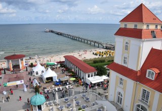 Kurplatz Binz met evenement, © Tourismuszentrale Rügen