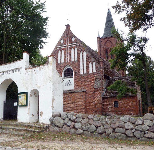 Kirche mit Eingangsportal // © Sabrina Wittkopf-Schade Kirche mit Eingangsportal // © Sabrina Wittkopf-Schade