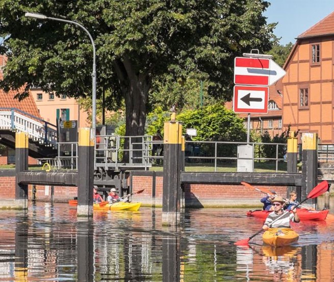 Unsere sch&ouml;ne Altstadt Tour, vorbei an Fach- und Backsteinh&auml;usern durch die Schleuse unter der Hubbr&uuml;cke durch bis zum Plauer See. // &copy; Monty Erselius