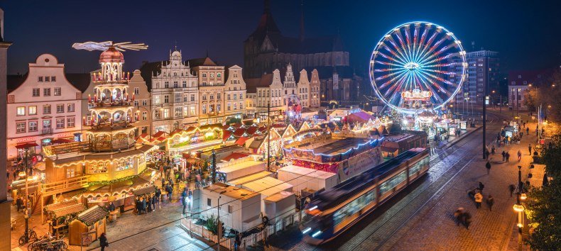 Glittering lights and a festive atmosphere - the Rostock Christmas market delights visitors with historic facades, fragrant treats and a shining Ferris wheel in the middle of the old town., &copy; Erik Gross