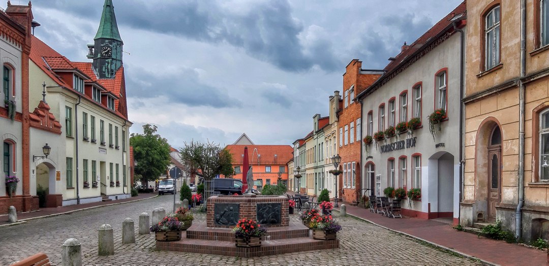 Market square in the old town with fountain, tourist information and town hall, © Gabriele Riech