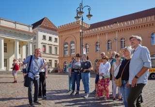 Beratung, Gruppenservice, Zimmervermittlung, Ticketverkauf und Souvenirs // © Stadtmarketing Schwerin, Oliver Borchert Beratung, Gruppenservice, Zimmervermittlung, Ticketverkauf und Souvenirs // © Stadtmarketing Schwerin, Oliver Borchert
