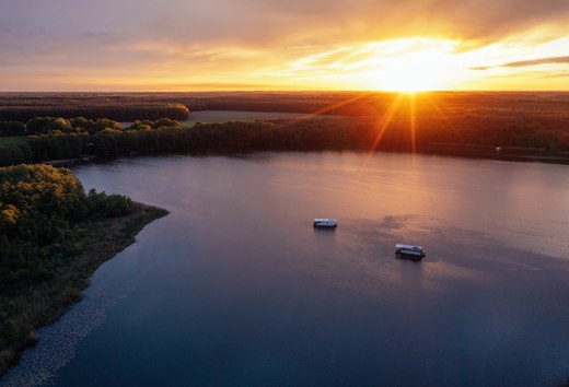 There is peace above all the treetops. And even the houseboats chug almost silently across the quiet lake, © TMV/Gänsicke