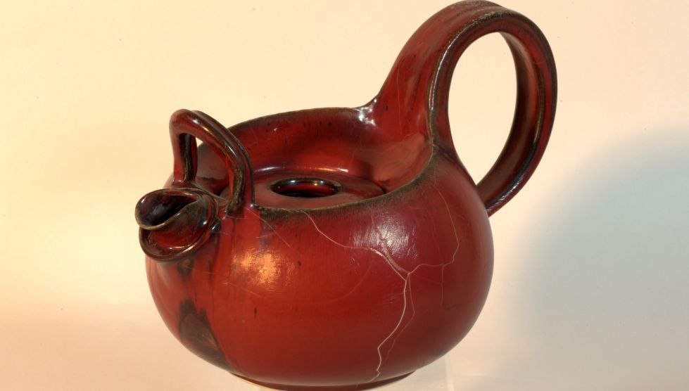 Theepot in ossenbloedrood reductieglazuur, © Jörg Mücket