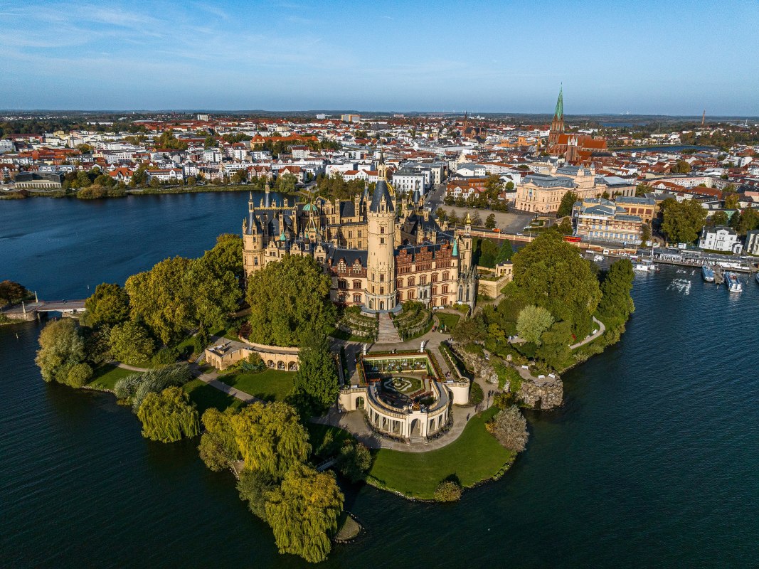 Zamek Schwerin i ogr&oacute;d zamkowy, &copy; Udo Tanske