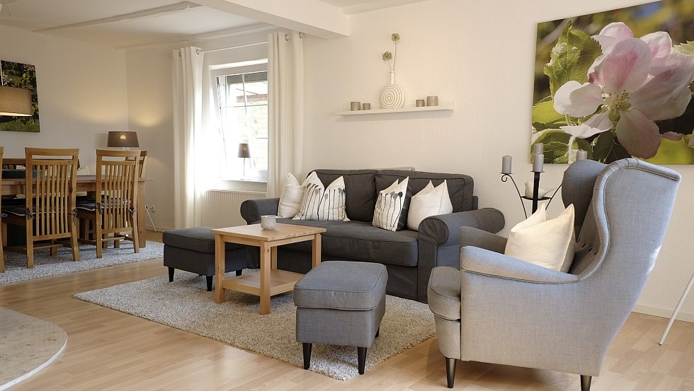 Living room country house apple blossom // &copy; Familie Hoffmann