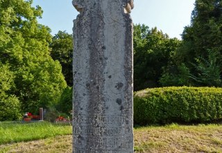 der bizarr anmutende ca. 2,50 m hohe Sühnestein von 1510 // © Archäo Tour Rügen der bizarr anmutende ca. 2,50 m hohe Sühnestein von 1510 // © Archäo Tour Rügen