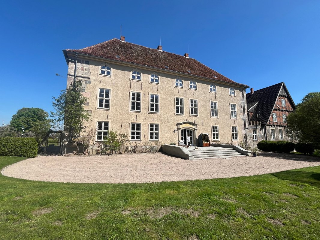 Trechow Castle from the park. // &copy; Christian Schierning