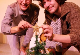 Julinspirerad teaterföreställning i stallet för hela familjen // © Theaterwerft Julinspirerad teaterföreställning i stallet för hela familjen // © Theaterwerft