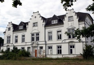 Exterior view of the manor house // &copy; Sabrina Wittkopf-Schade