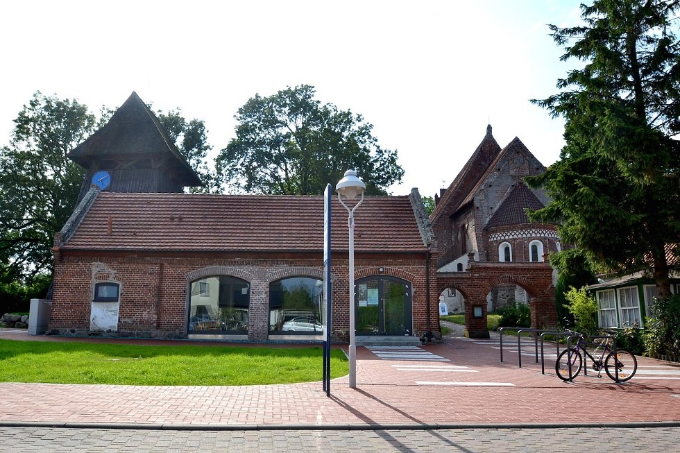 Altenkirchen parochiekerk met Kosegartenhaus, © Tourismuszentrale Rügen Altenkirchen parochiekerk met Kosegartenhaus, © Tourismuszentrale Rügen