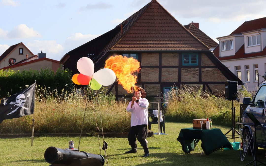 Fire artist Captain Heinrich Tarnewitz in action, © Sabine Stöckmann