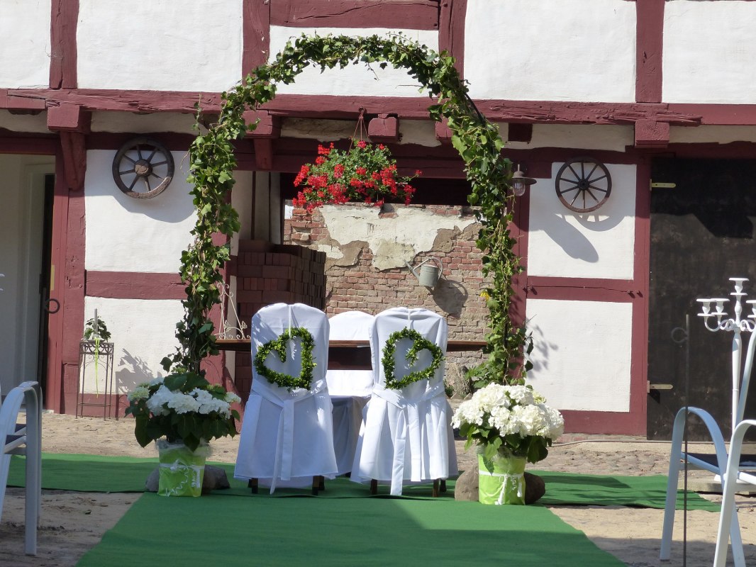 Małżeństwo w niezwykłym otoczeniu w Loitz // &copy; Karin Heymann