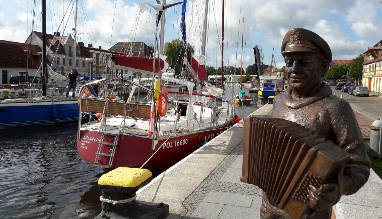 Na promenadzie portowej i w centrum nadmorskiego kurortu Ueckerm&uuml;nde stoi kilka rzeźb z brązu. // &copy; Stadt Seebad Ueckerm&uuml;nde