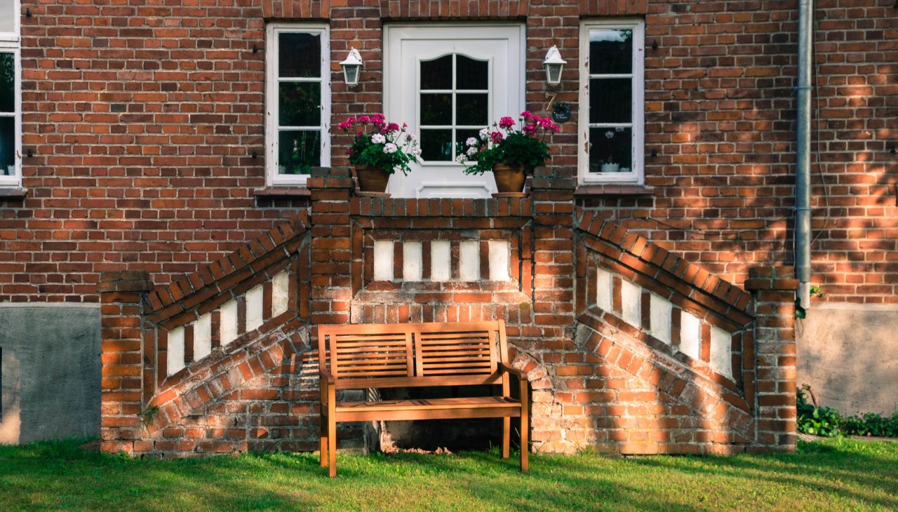 Entrance to the farm caf&eacute;., &copy; E. v. Randow