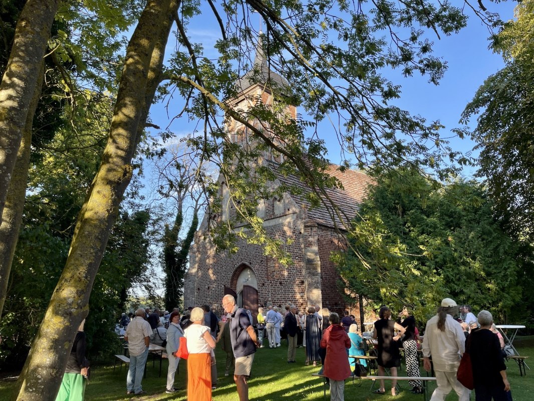 Menschen vor der Kirche Landow // © Freundeskreis Kirchen zu Landow e.V. Menschen vor der Kirche Landow // © Freundeskreis Kirchen zu Landow e.V.