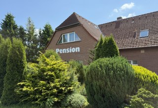 Frontansicht der Pension // &copy; &copy; 2026 WBS Immobilienservice GmbH