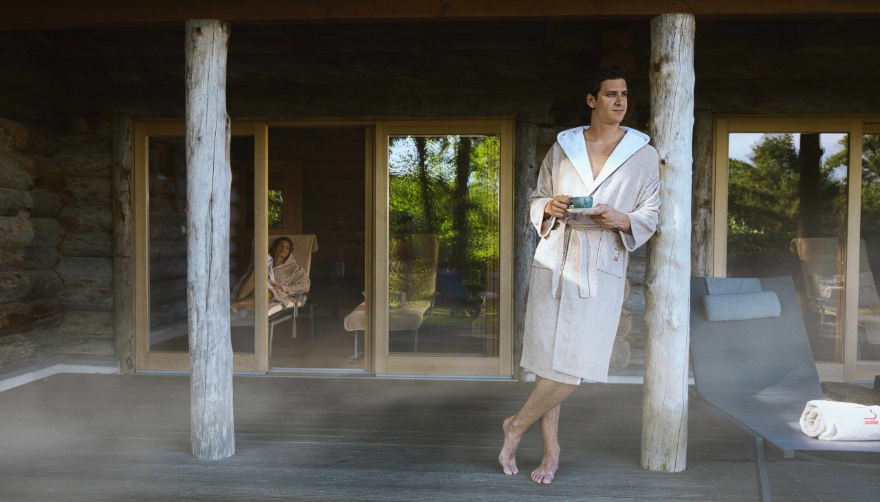 mann_vor_sauna_bademantel, © Hotel Bornmühle mann_vor_sauna_bademantel, © Hotel Bornmühle