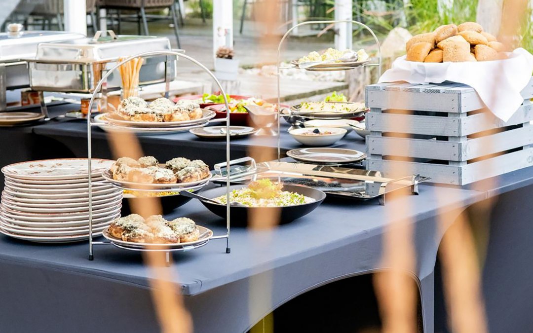 Buffet with fresh salads, © Strandhotel Ostseeblick