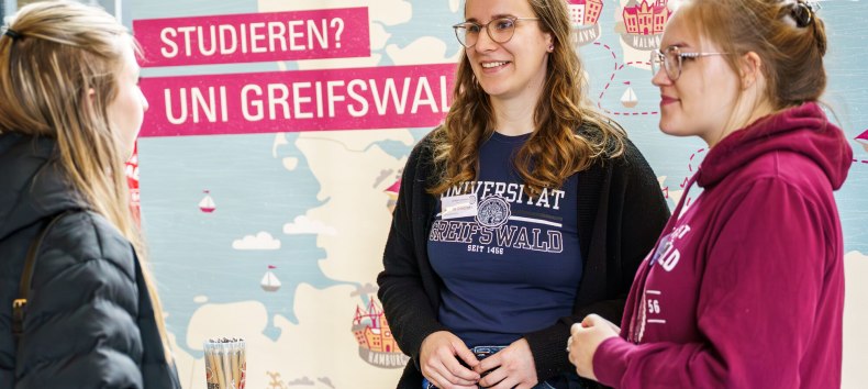 Two students advise a pupil on studying in Greifswald // &copy; Gina Heitmann/UG