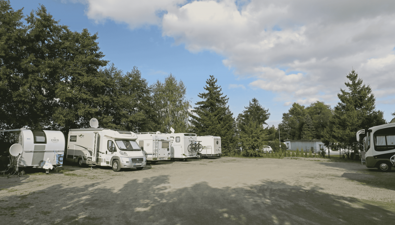 Przyczepy kempingowe na boisku, © TMV/Gohlke