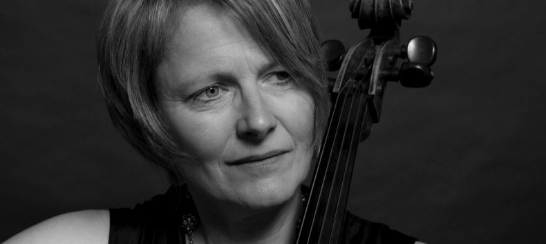 Veranstalterin und Mitwirkende Friederike Fechner, stellvertretend für 10 weitere Musikerinnen und Musiker, die bei dem Konzert mitwirken // © Mathias Wentz Veranstalterin und Mitwirkende Friederike Fechner, stellvertretend für 10 weitere Musikerinnen und Musiker, die bei dem Konzert mitwirken // © Mathias Wentz