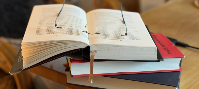 A stack of books with reading glasses // © Axel Fischer A stack of books with reading glasses // © Axel Fischer