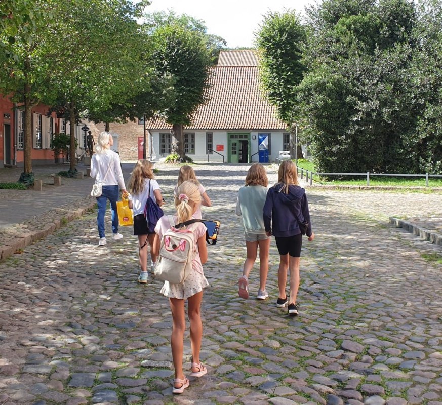 The children are on their way to solve the next puzzle on their tablet and learn something about Rostock // &copy; JSB e. V.