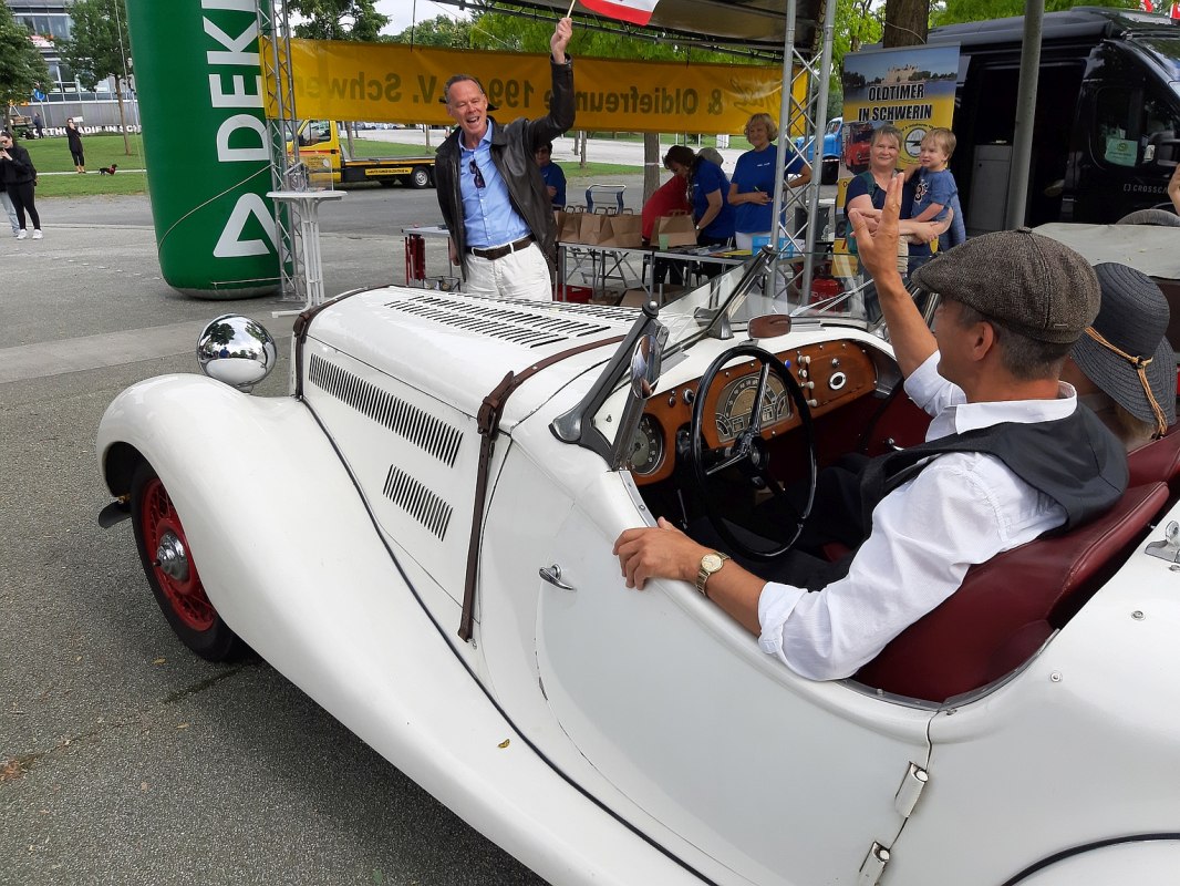 A może wolisz bardziej sportowy charakter? Oto Cabrio Hansa Sport 1.7 na starcie, jazda jest atrakcją w promieniach słońca. // &copy; M. Brandt