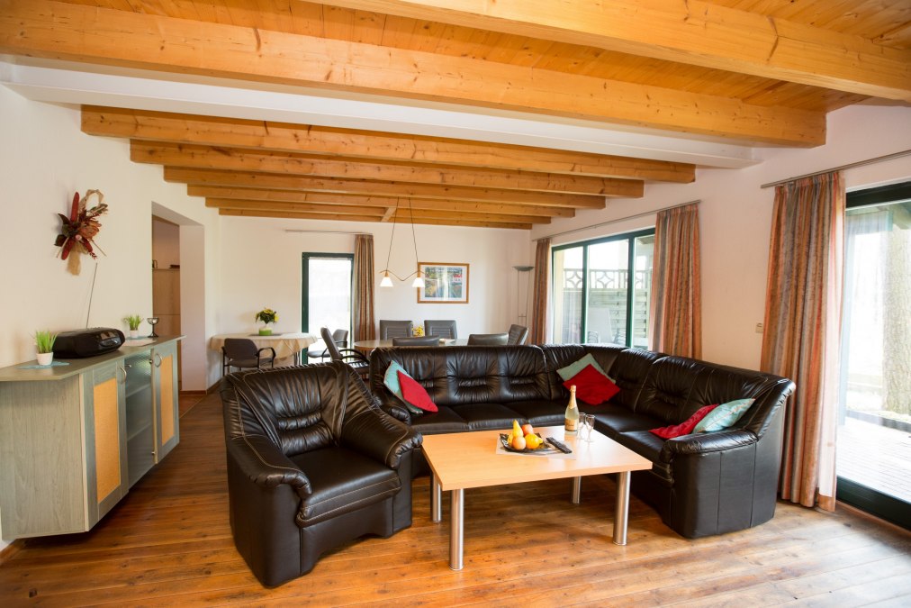 Gezellige leefruimte in vakantiehuis Waldschneise, © Ferienkontor