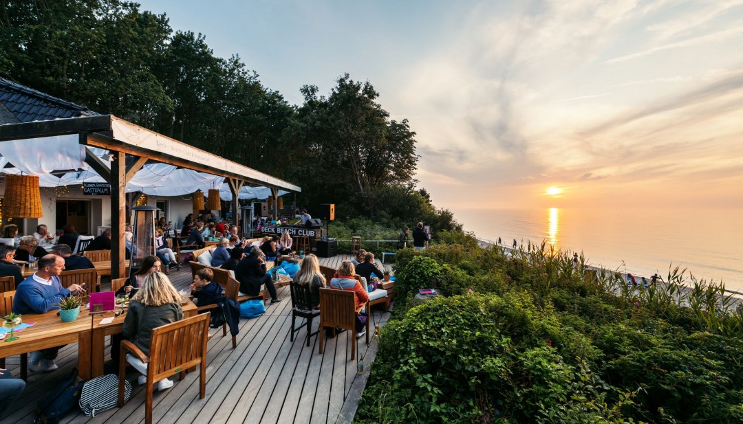 Geniet van de zonsondergang in de Deck Beach Club in Heiligendamm aan de Baltische Zee, © TMV/Tiemann