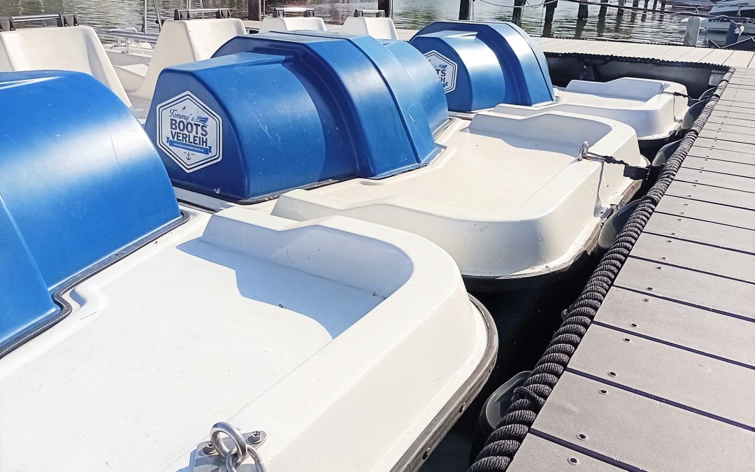 Pedal boat I optionally with 4 or 5 seats I with bathing ladder, © Tommy´s Bootsverleih
