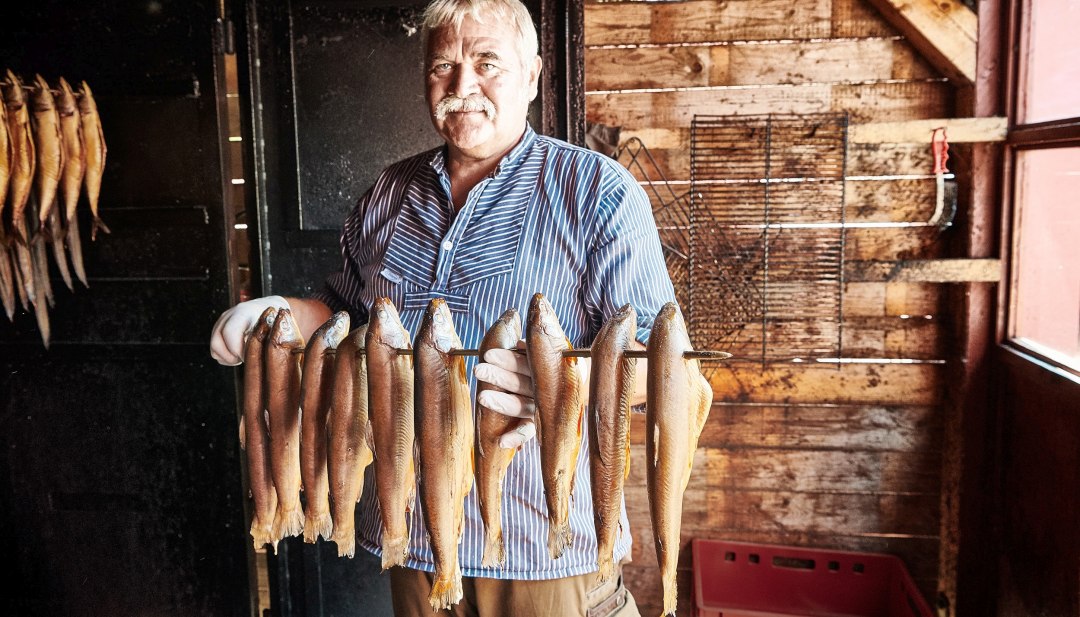Rechtstreeks van de visser - vers gerookte forel uit de rookoven, © TMV/pocha.de