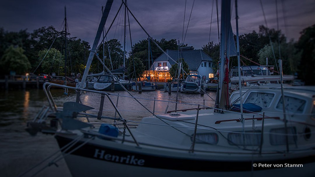 Wędzarnia Ahrenshoop nocą, © Peter von Stamm