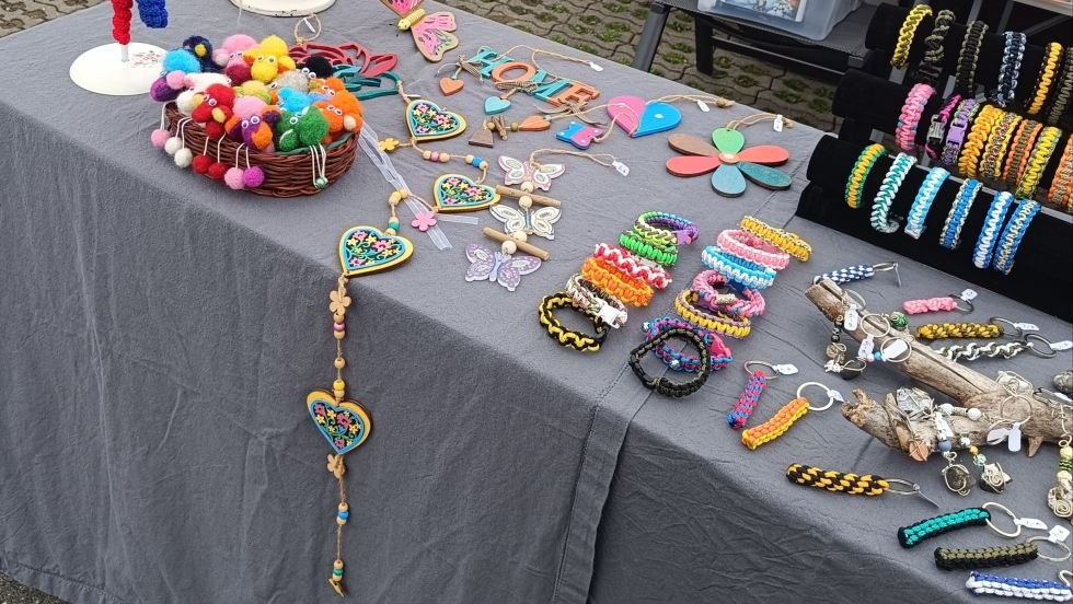 Artikelen van vilt, hout en paracord, © Melanie Zerbe Artikelen van vilt, hout en paracord, © Melanie Zerbe