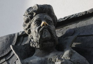Płyta reliefowa, fasada budynku przy ulicy Garbräterstraße w Rostocku // © Geschichtswerkstatt Rostock e.V. Płyta reliefowa, fasada budynku przy ulicy Garbräterstraße w Rostocku // © Geschichtswerkstatt Rostock e.V.