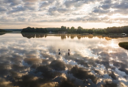 Ochtendnevel over de Granzower Möschen: Het Mecklenburgse merengebied in de nazomer is de perfecte plek om nieuwe energie op te doen - bijvoorbeeld tijdens het waterwandelen op een SUP., © TMV/Gross