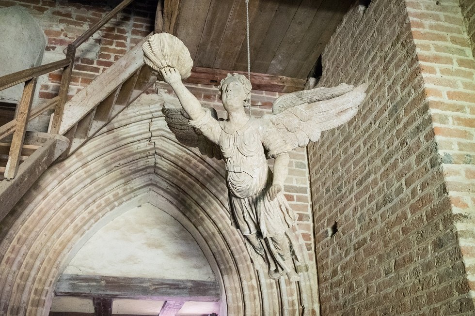 Flying angel in the entrance area. // © Frank Burger Flying angel in the entrance area. // © Frank Burger