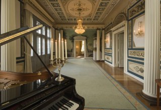 Der Schinkel-Saal überwältigt mit einer hochherrschaftlichen Ausstattung feinster, handbemalter Tapisserien und funkelnder Kronleuchter // © Schlosshotel Burg Schlitz/Petra Stüning Photografie Der Schinkel-Saal überwältigt mit einer hochherrschaftlichen Ausstattung feinster, handbemalter Tapisserien und funkelnder Kronleuchter // © Schlosshotel Burg Schlitz/Petra Stüning Photografie