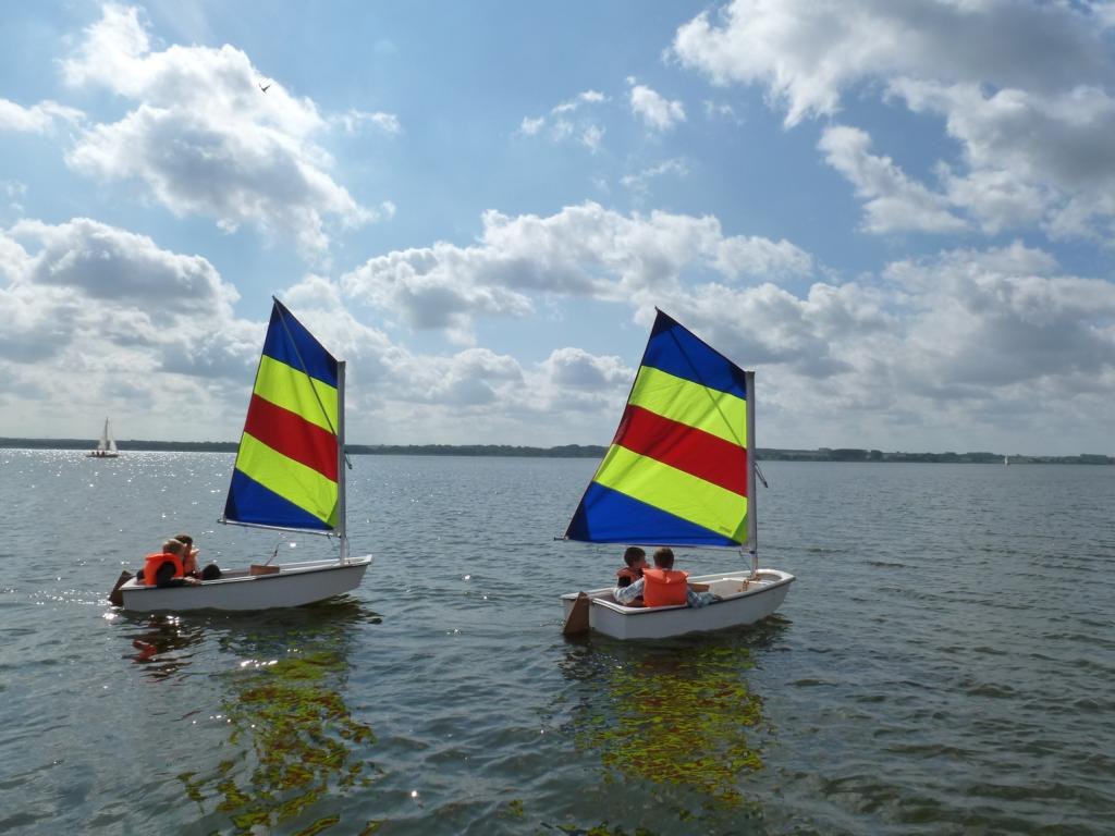 Children's sailing course at Segel Basis Salem on Lake Kummerow for children ages 8–11 // © SeenLandAgentour GmbH Children's sailing course at Segel Basis Salem on Lake Kummerow for children ages 8–11 // © SeenLandAgentour GmbH
