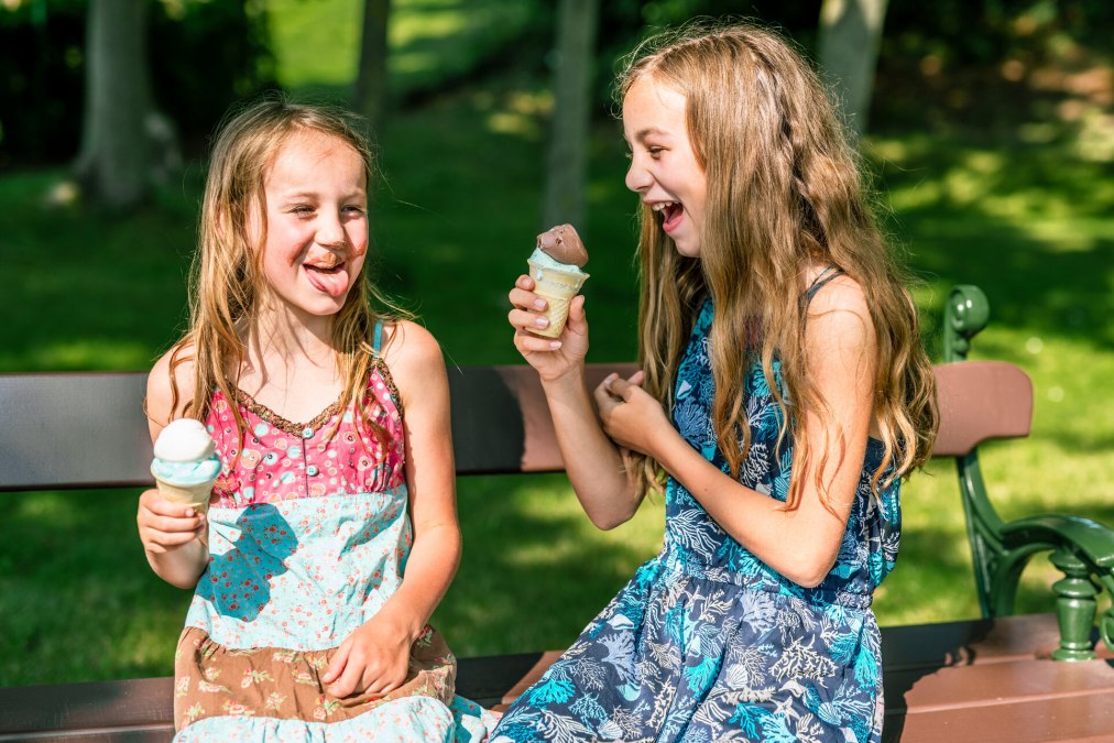 Children enjoy an ice cream on the Island of Usedom, &copy; TMV/Tiemann