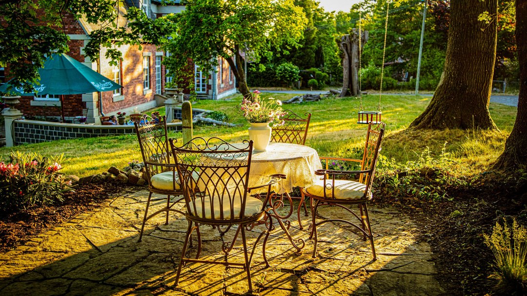 How inviting: Cozy seating area in the park, © Herrenhaus Brookhusen / T. Paulus