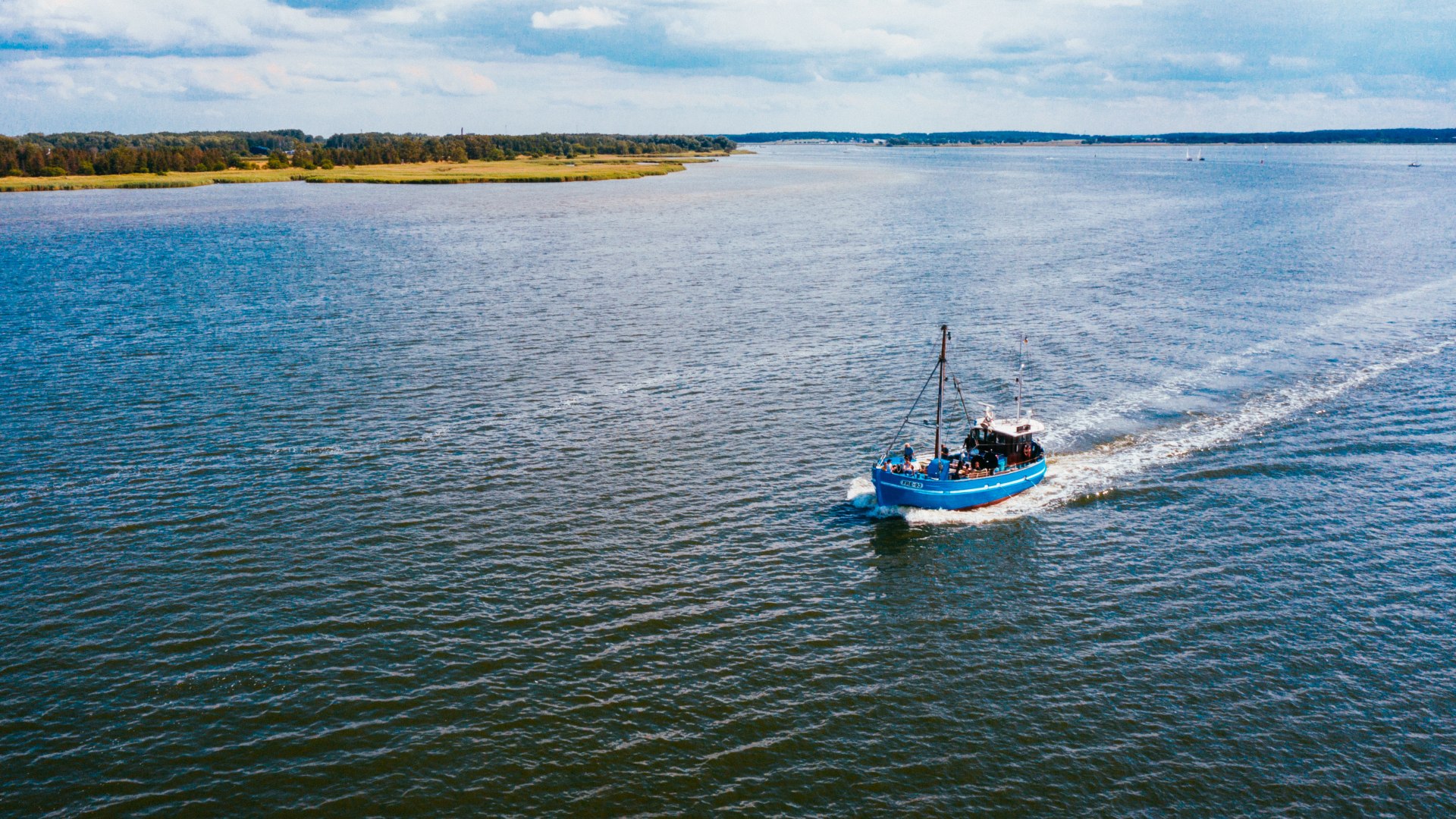 Zo vredig! Tijdens de rustige tocht over de Greifswald Bodden ontspant het gezin zich, geniet van het uitzicht tot Usedom en R&uuml;gen en kijkt uit naar zeehonden. // &copy; MV-T/Friedrich